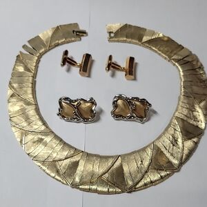 Gold Tone Leaf Pattern Necklace and Cufflinks Set